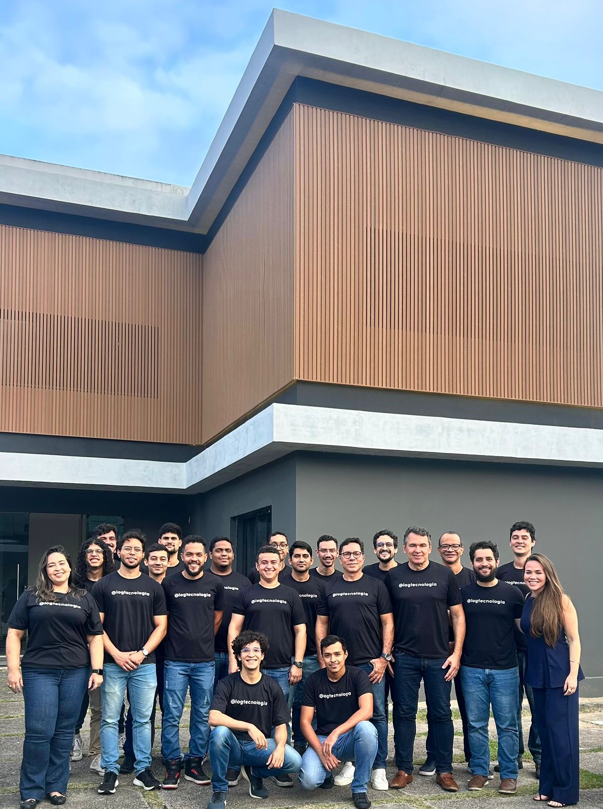 Equipe em frente à empresa